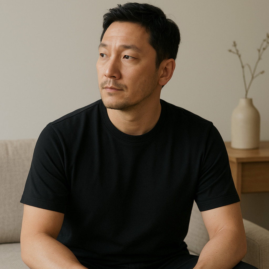 손석구 티셔츠로 주목받은 제임스펄스의 미니멀한 디자인과 소재·실루엣, 높은 가격의 이유를 소개하는 대표 이미지